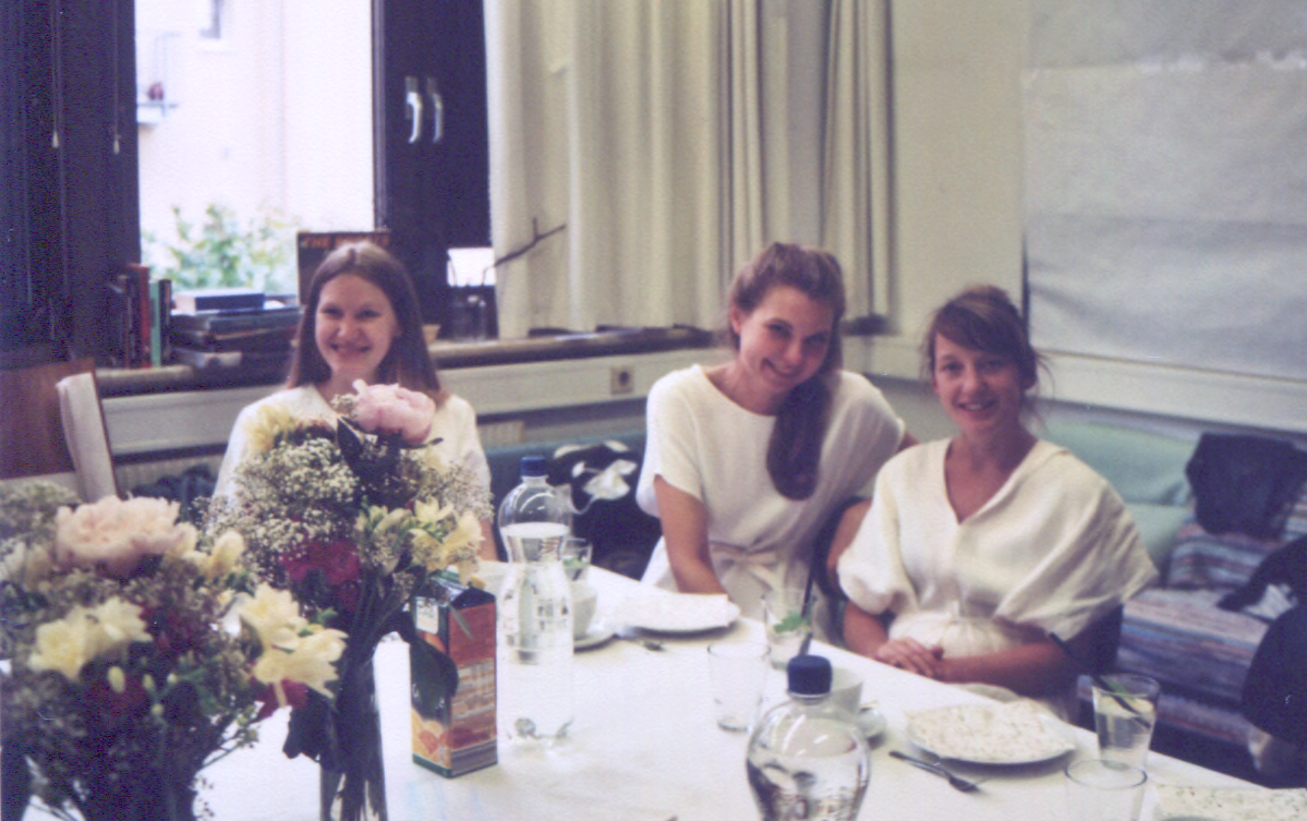 Julia, Sarah und Natalie an der Kuchentafel.